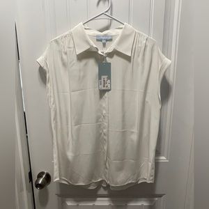 Super cute sleeveless top! Perfect to go under your blazer or with jeans!